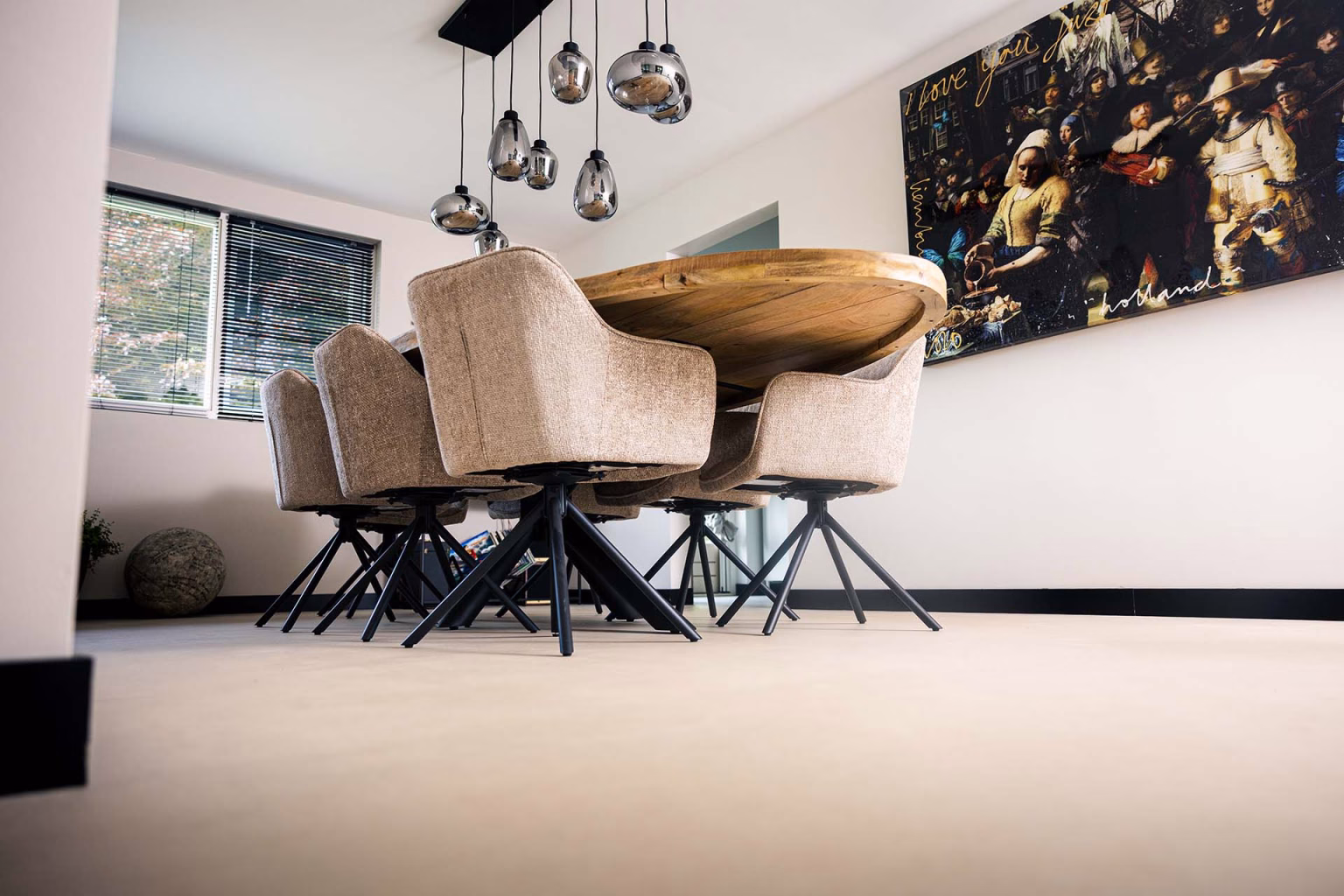 Microcement vloer in eetkamer