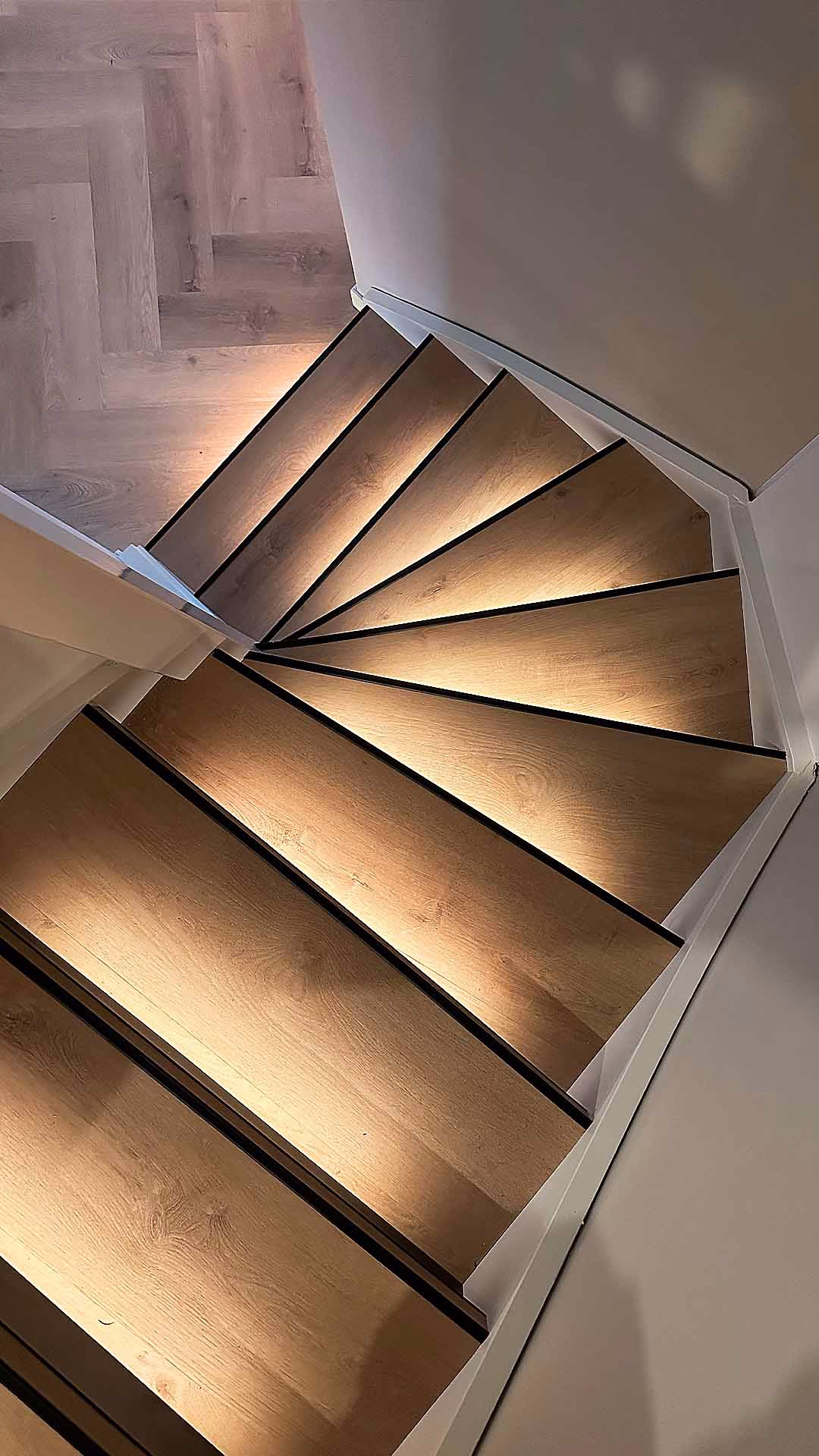PVC trapafwerking met verlichting door DG Vloertechniek