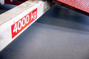 DG Vloertechniek coatingvloer in een autogarage bij een brug