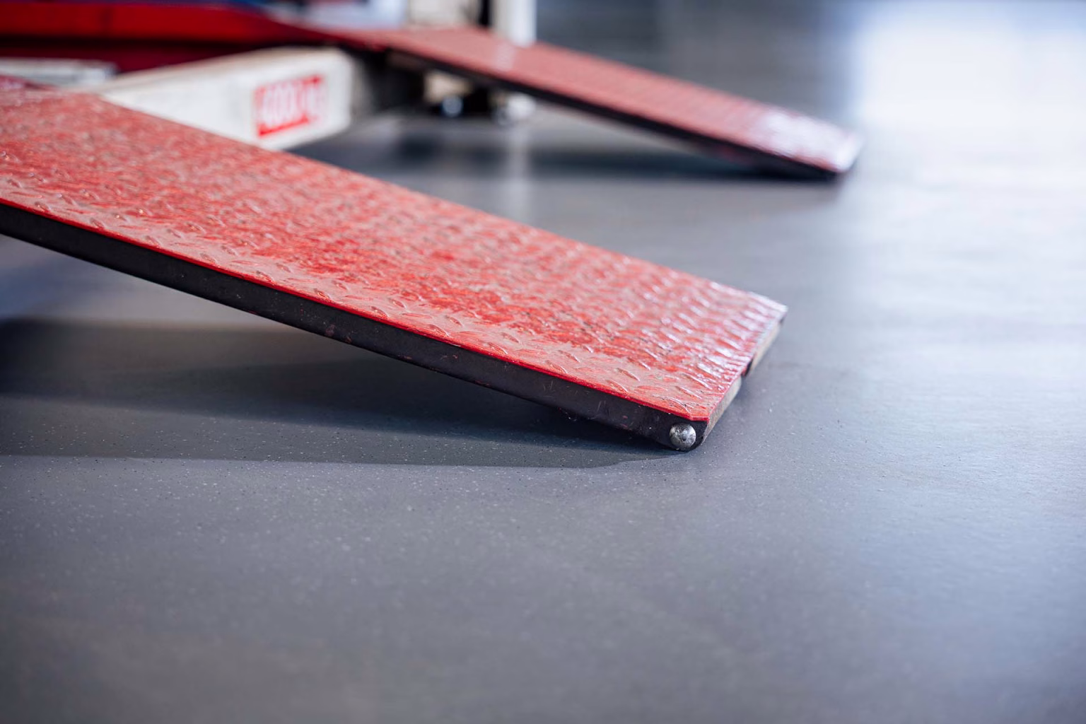 Detail van een coatingvloer in een autogarage